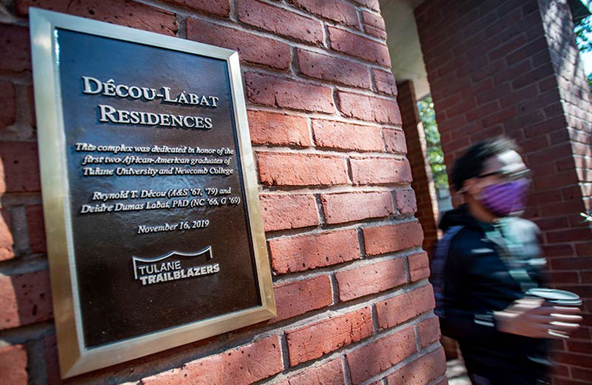 A plaque honoring Decou and Labat outside the Decou-Labat Residences